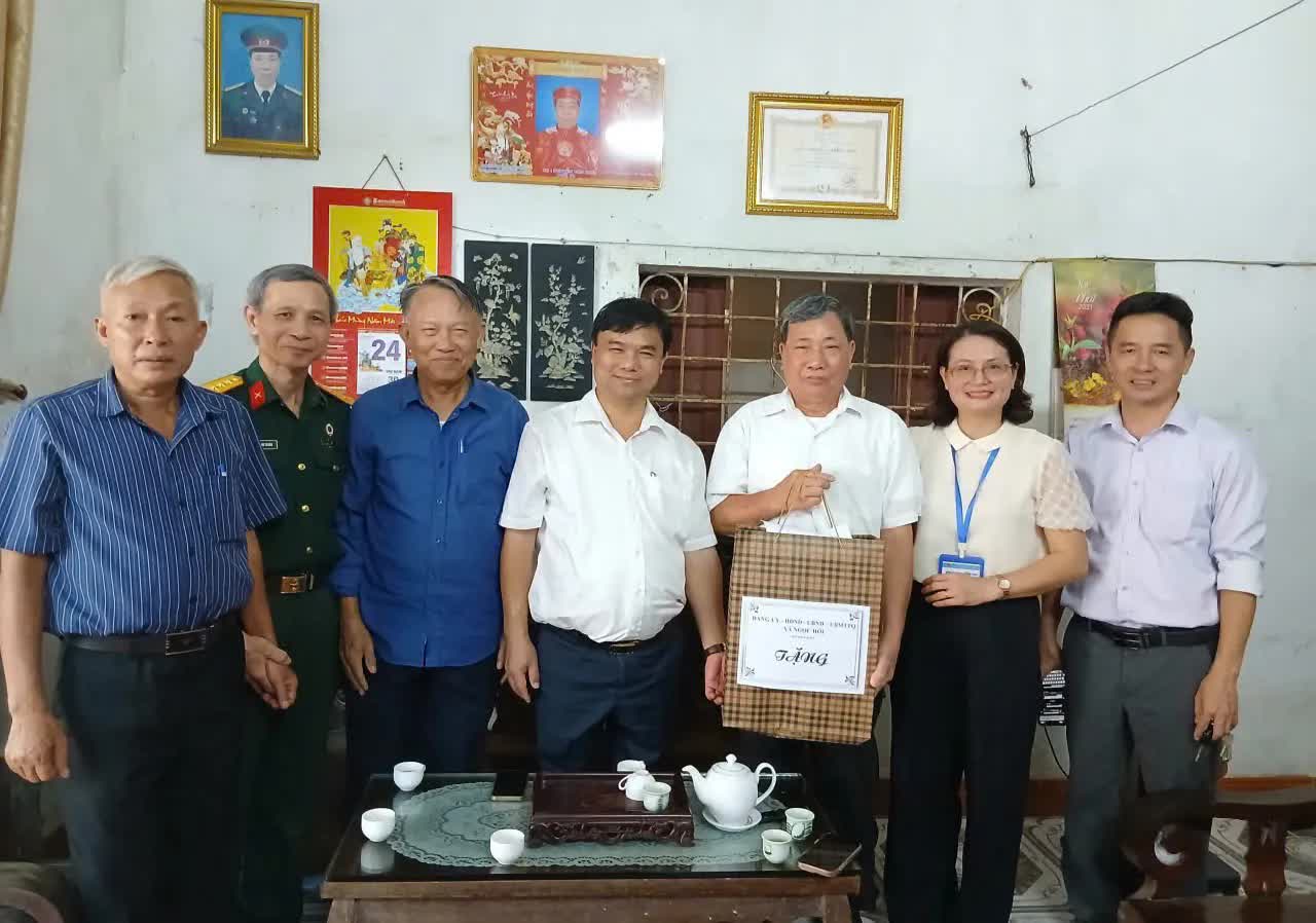 Lãnh đạo xã Ngọc Hồi thăm, tặng quà các thương, bệnh binh, gia đình chính sách tiêu biểu- Ảnh 9.