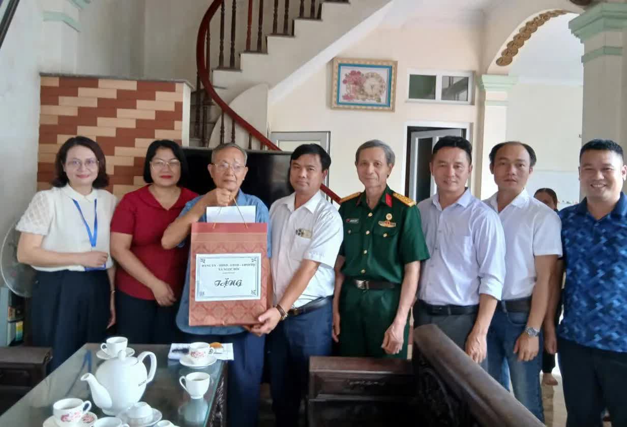 Lãnh đạo xã Ngọc Hồi thăm, tặng quà các thương, bệnh binh, gia đình chính sách tiêu biểu- Ảnh 8.