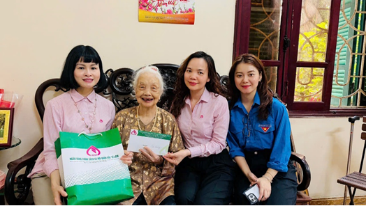 Phòng Giao dịch Ngân hàng chính sách xã hội Bắc Từ Liêm thăm hỏi và tặng quà gia đình chính sách nhân kỷ niệm 78 năm ngày Thương binh - Liệt sỹ- Ảnh 1.