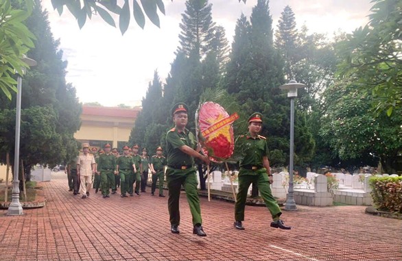CÔNG AN XÃ NỘI BÀI TỔ CHỨC DÂNG HƯƠNG TƯỞNG NIỆM CÁC ANH HÙNG LIỆT SỸ VÀ CÁC HOẠT ĐỘNG “ĐỀN ƠN, ĐÁP NGHĨA”, “UỐNG NƯỚC NHỚ NGUỒN”- Ảnh 1.