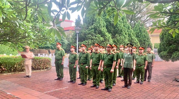 CÔNG AN XÃ NỘI BÀI TỔ CHỨC DÂNG HƯƠNG TƯỞNG NIỆM CÁC ANH HÙNG LIỆT SỸ VÀ CÁC HOẠT ĐỘNG “ĐỀN ƠN, ĐÁP NGHĨA”, “UỐNG NƯỚC NHỚ NGUỒN”- Ảnh 2.