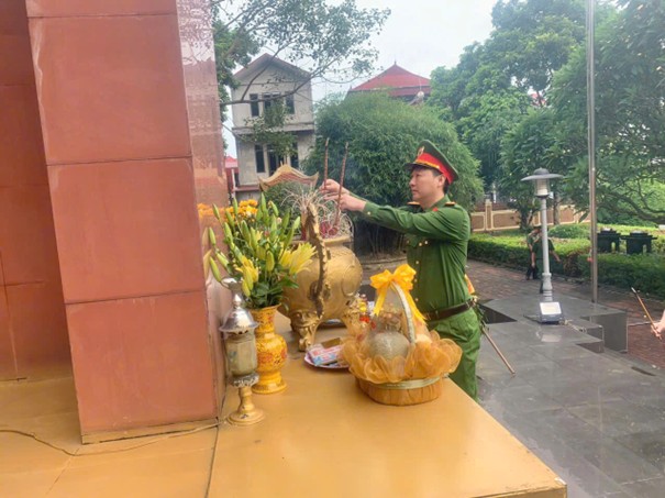 CÔNG AN XÃ NỘI BÀI TỔ CHỨC DÂNG HƯƠNG TƯỞNG NIỆM CÁC ANH HÙNG LIỆT SỸ VÀ CÁC HOẠT ĐỘNG “ĐỀN ƠN, ĐÁP NGHĨA”, “UỐNG NƯỚC NHỚ NGUỒN”- Ảnh 3.
