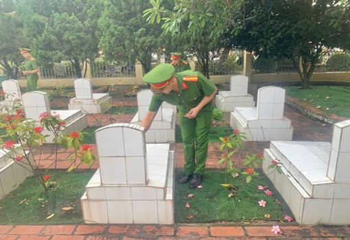 CÔNG AN XÃ NỘI BÀI TỔ CHỨC DÂNG HƯƠNG TƯỞNG NIỆM CÁC ANH HÙNG LIỆT SỸ VÀ CÁC HOẠT ĐỘNG “ĐỀN ƠN, ĐÁP NGHĨA”, “UỐNG NƯỚC NHỚ NGUỒN”- Ảnh 4.