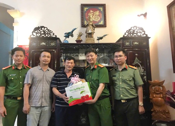 CÔNG AN XÃ NỘI BÀI TỔ CHỨC DÂNG HƯƠNG TƯỞNG NIỆM CÁC ANH HÙNG LIỆT SỸ VÀ CÁC HOẠT ĐỘNG “ĐỀN ƠN, ĐÁP NGHĨA”, “UỐNG NƯỚC NHỚ NGUỒN”- Ảnh 6.