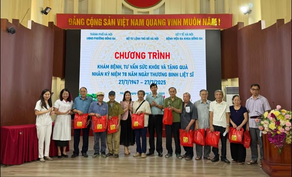 Phường Đống Đa tổ chức khám bệnh, tư vấn sức khoẻ và tặng quà cho đối tượng chính sách trên địa bàn- Ảnh 10.