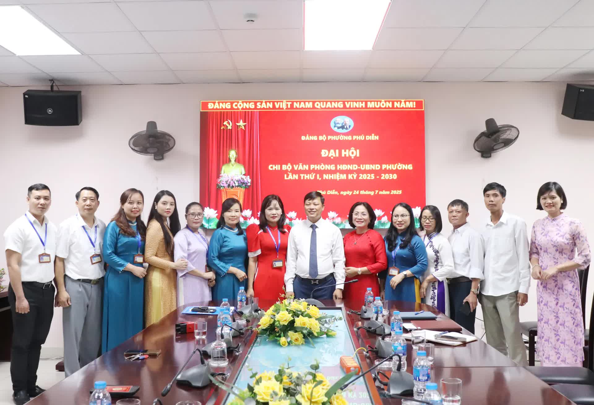 Chi bộ Văn phòng HĐND - UBND Phú Diễn sẵn sàng cho nhiệm kỳ mới- Ảnh 4.
