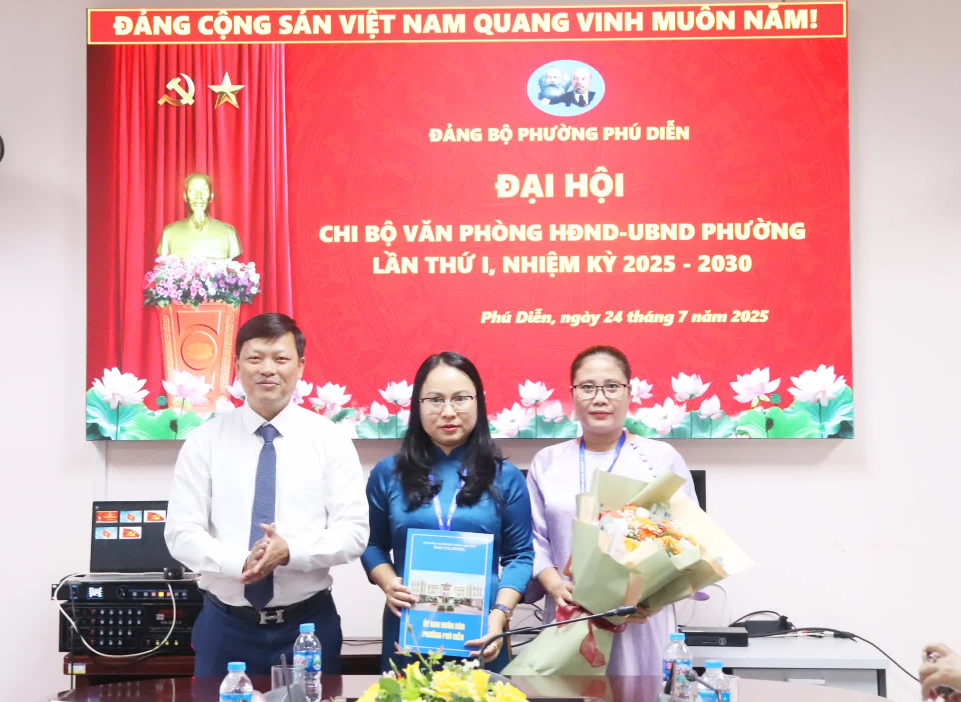 Chi bộ Văn phòng HĐND - UBND Phú Diễn sẵn sàng cho nhiệm kỳ mới- Ảnh 3.