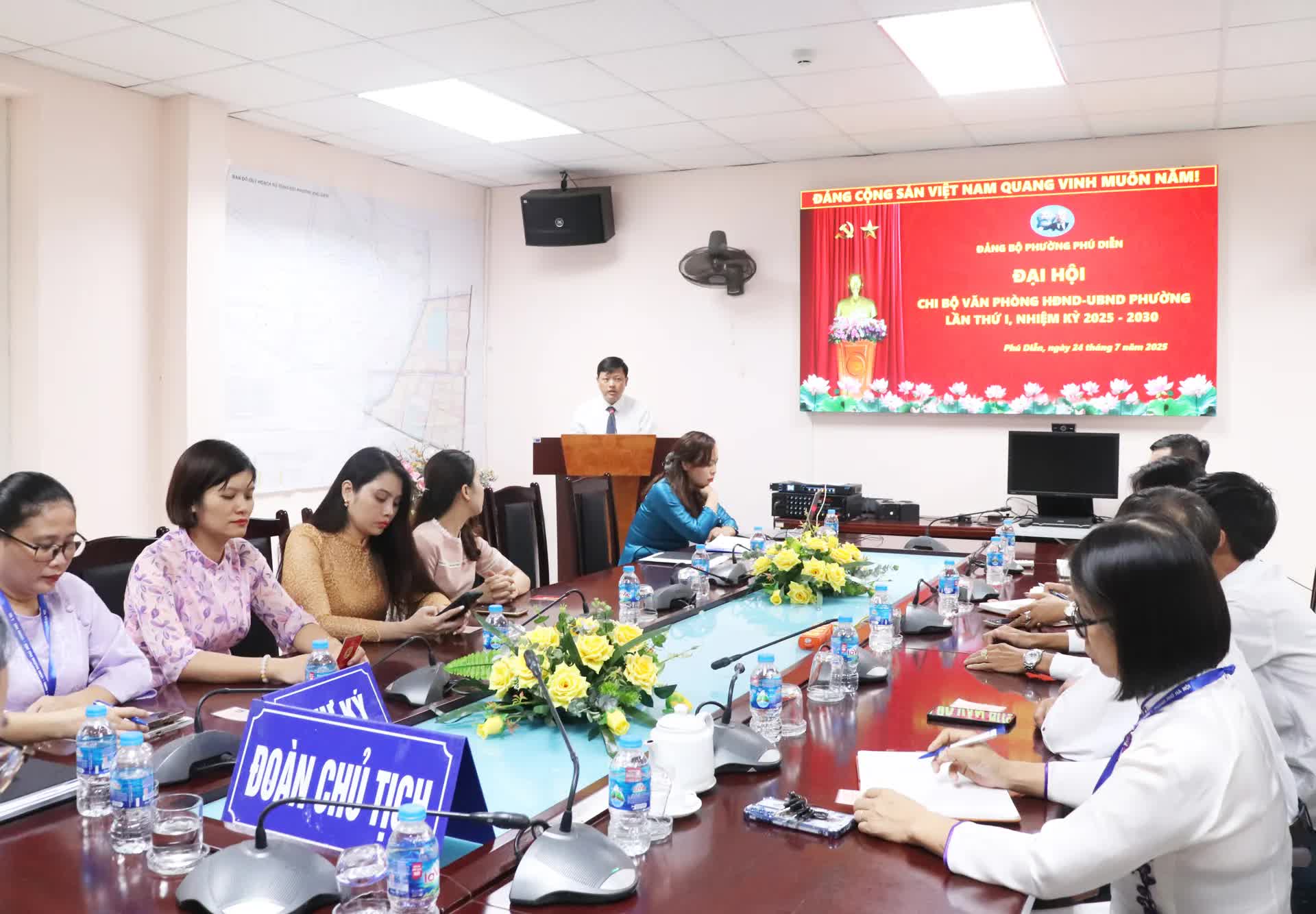 Chi bộ Văn phòng HĐND - UBND Phú Diễn sẵn sàng cho nhiệm kỳ mới- Ảnh 1.