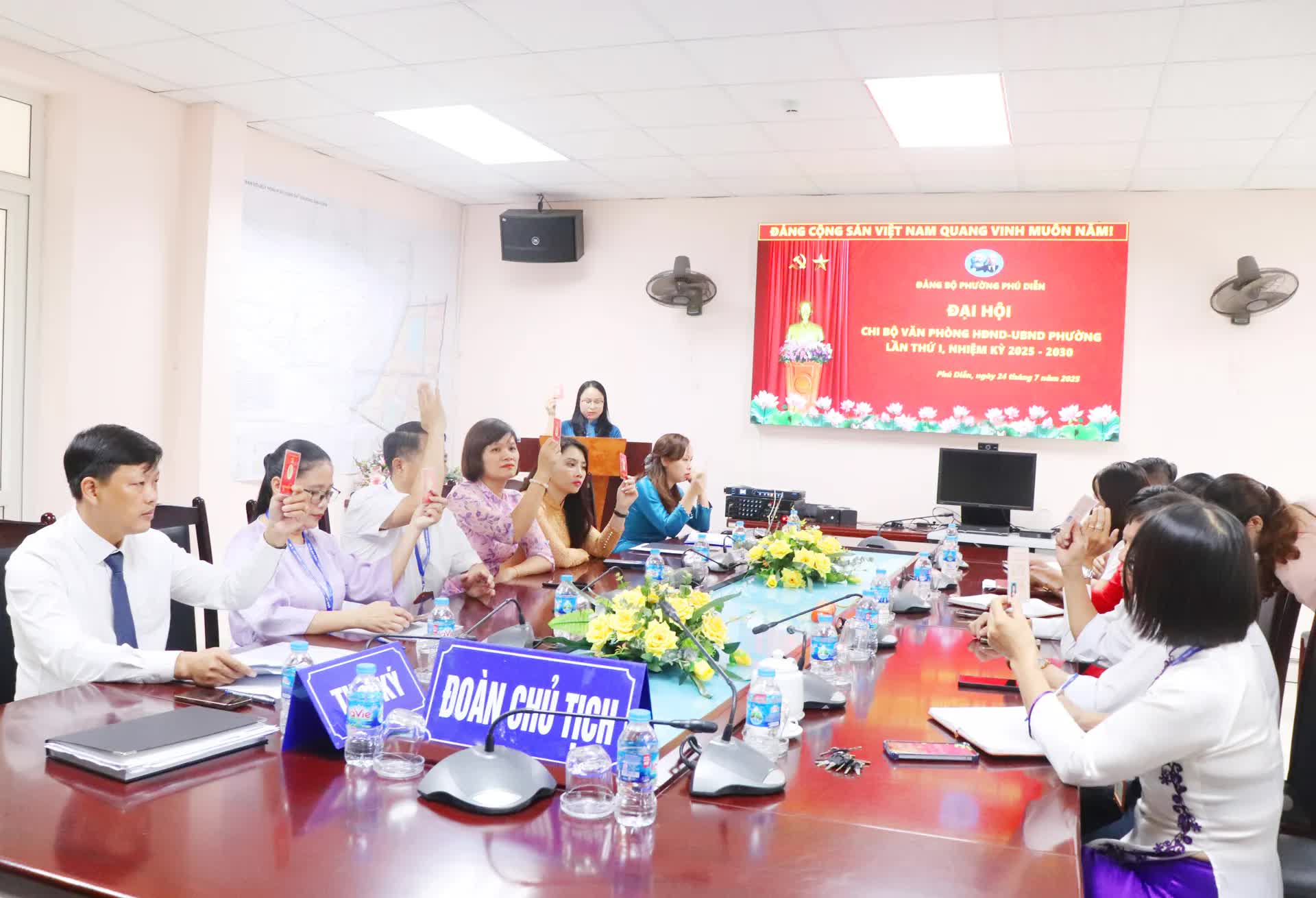 Chi bộ Văn phòng HĐND - UBND Phú Diễn sẵn sàng cho nhiệm kỳ mới- Ảnh 2.