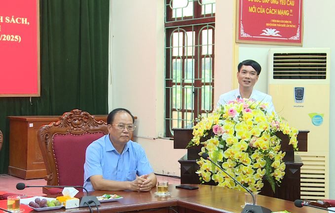 Đoàn công tác Hội Chữ Thập đỏ thành phố Hà Nội tặng quà các gia đình chính sách, người có công trên địa bàn xã Phúc Lộc- Ảnh 3.