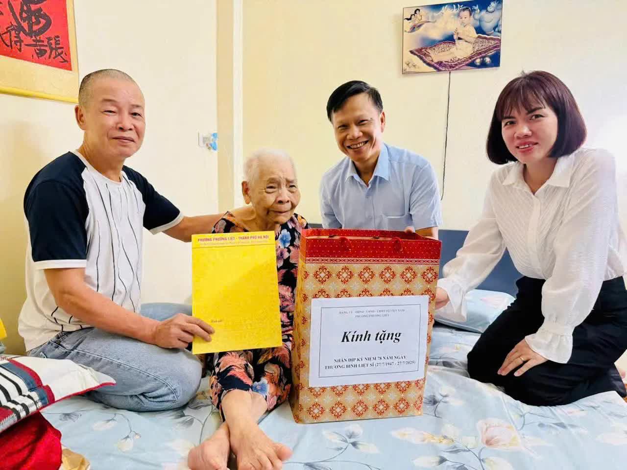Phường Phương Liệt: thăm hỏi, tặng quà tri ân gia đình người có công- Ảnh 3.