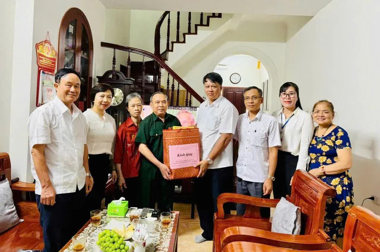 Phường Phương Liệt: thăm hỏi, tặng quà tri ân gia đình người có công- Ảnh 1.