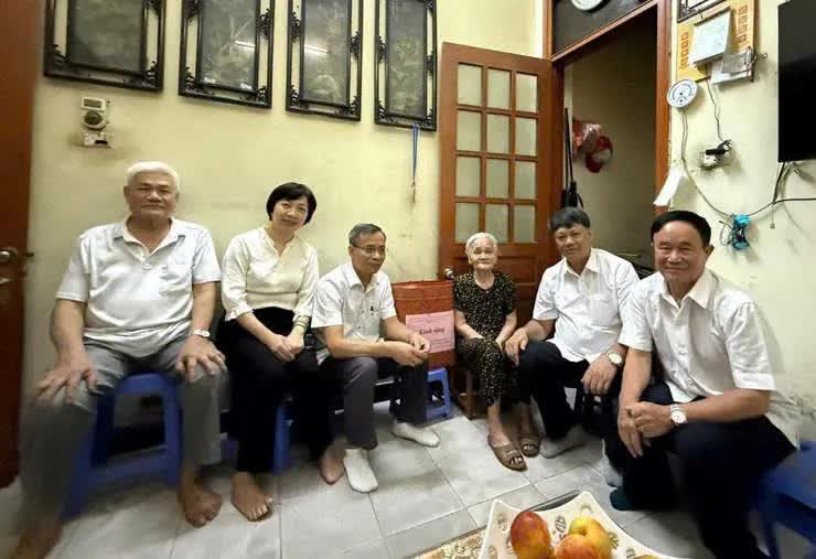 Phường Phương Liệt: thăm hỏi, tặng quà tri ân gia đình người có công- Ảnh 5.