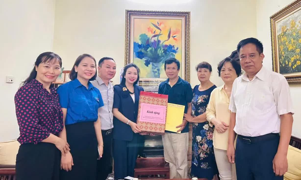 Phường Phương Liệt: thăm hỏi, tặng quà tri ân gia đình người có công- Ảnh 2.