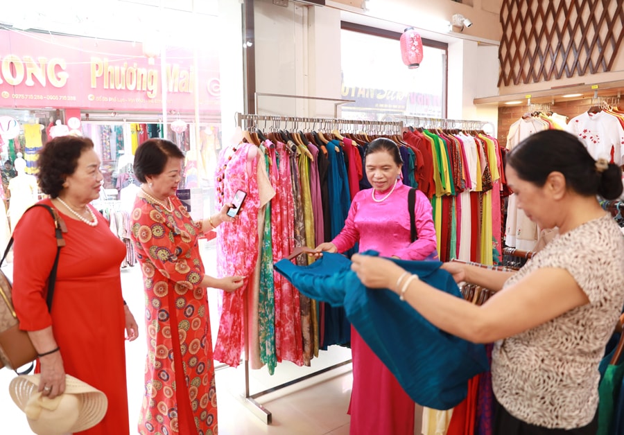 Đưa sản phẩm làng nghề vươn ra thế giới- Ảnh 2.