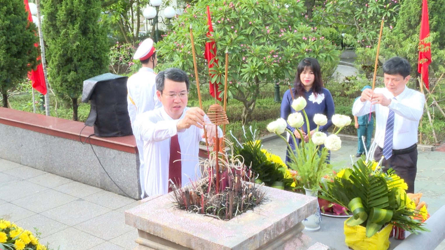 Đảng ủy, HĐND, UBND, UB MTTQ xã Hoài Đức tổ chức lễ dâng hương viếng Đài tưởng niệm và Nghĩa trang liệt sỹ nhân kỷ niệm 78 năm ngày Thương binh - Liêt sỹ- Ảnh 1.