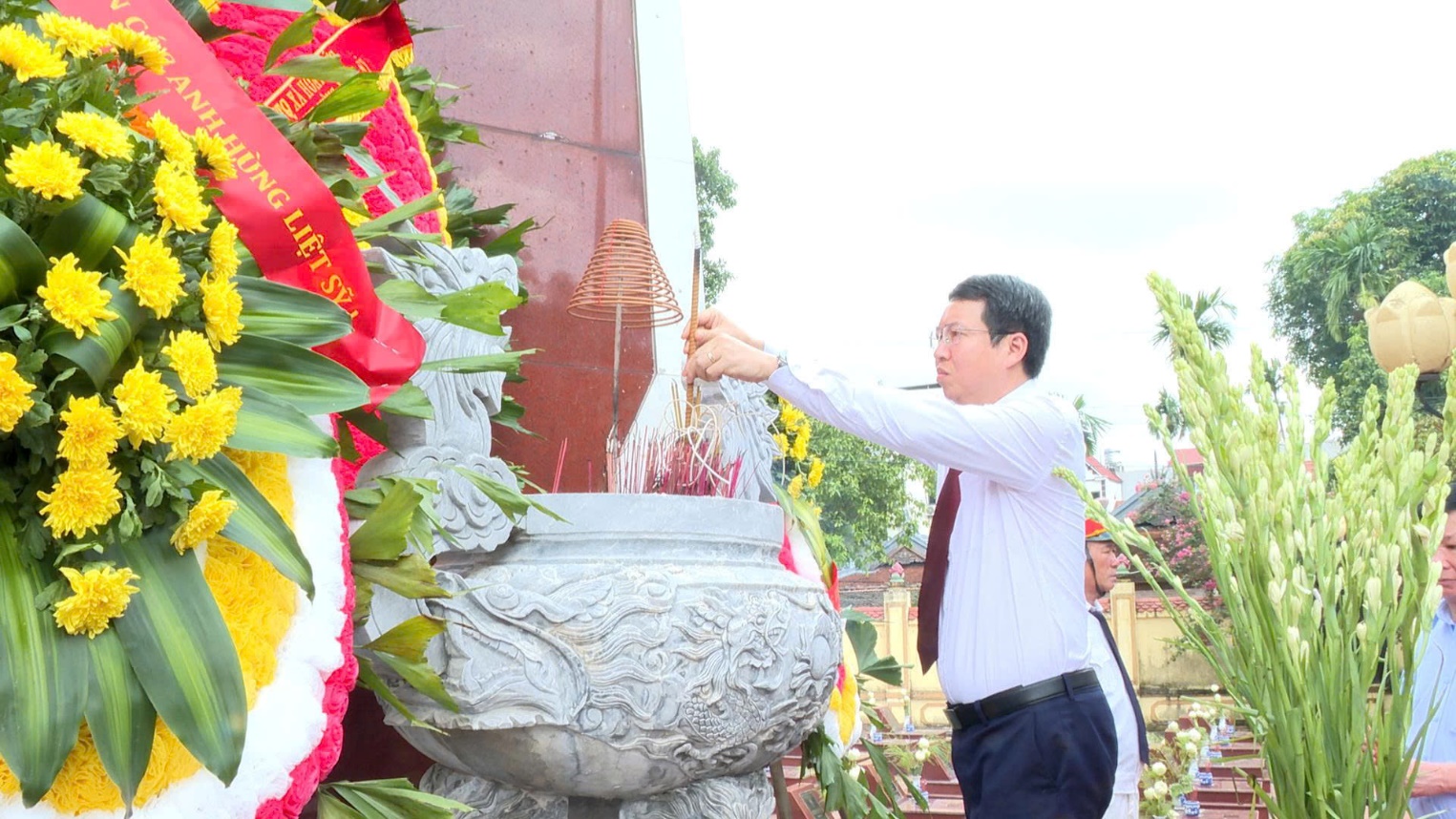 Đảng ủy, HĐND, UBND, UB MTTQ xã Hoài Đức tổ chức lễ dâng hương viếng Đài tưởng niệm và Nghĩa trang liệt sỹ nhân kỷ niệm 78 năm ngày Thương binh - Liêt sỹ- Ảnh 6.