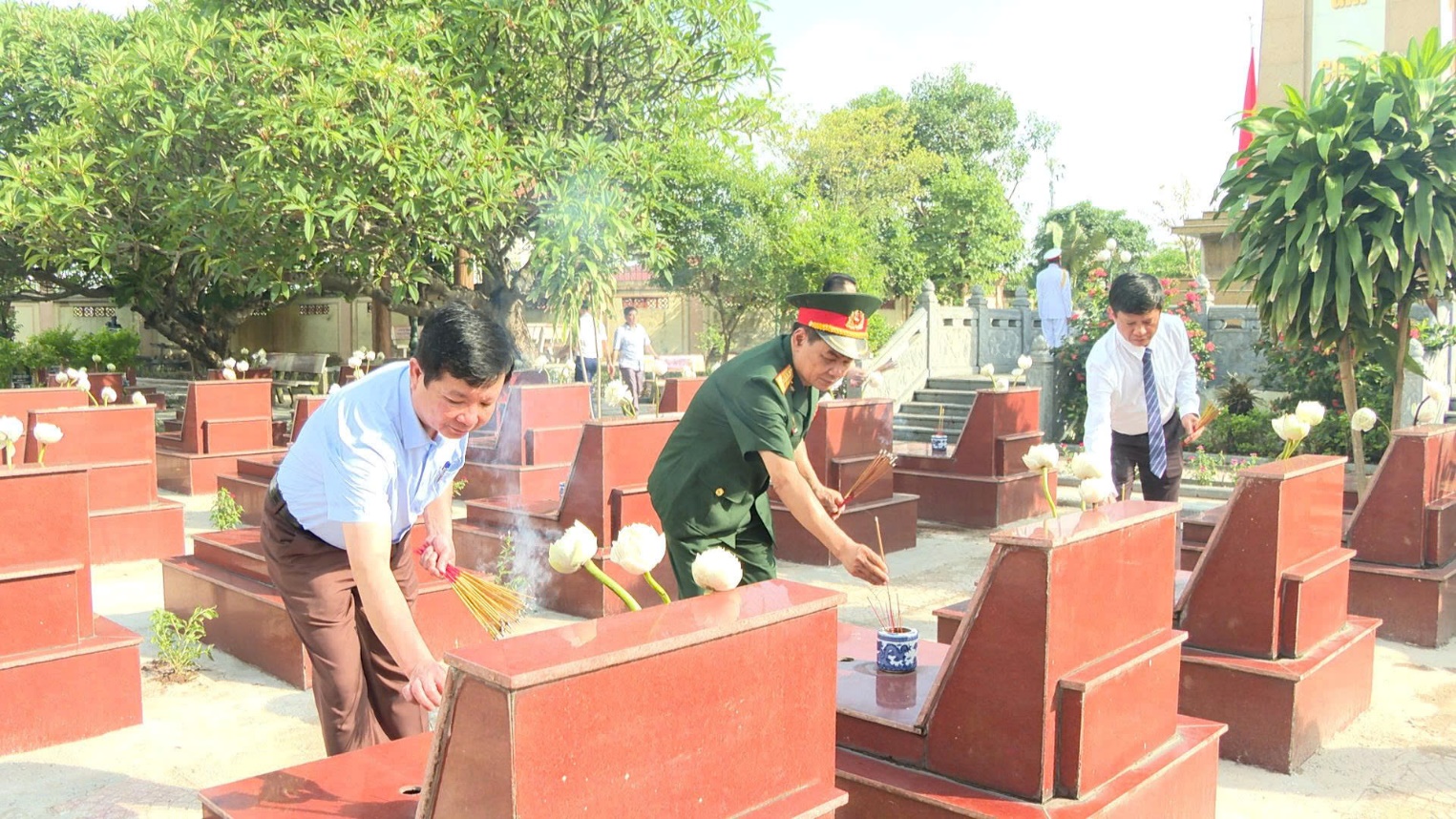 Đảng ủy, HĐND, UBND, UB MTTQ xã Hoài Đức tổ chức lễ dâng hương viếng Đài tưởng niệm và Nghĩa trang liệt sỹ nhân kỷ niệm 78 năm ngày Thương binh - Liêt sỹ- Ảnh 8.