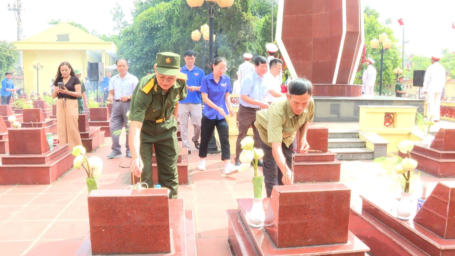 Đảng ủy, HĐND, UBND, UB MTTQ xã Hoài Đức tổ chức lễ dâng hương viếng Đài tưởng niệm và Nghĩa trang liệt sỹ nhân kỷ niệm 78 năm ngày Thương binh - Liêt sỹ- Ảnh 10.