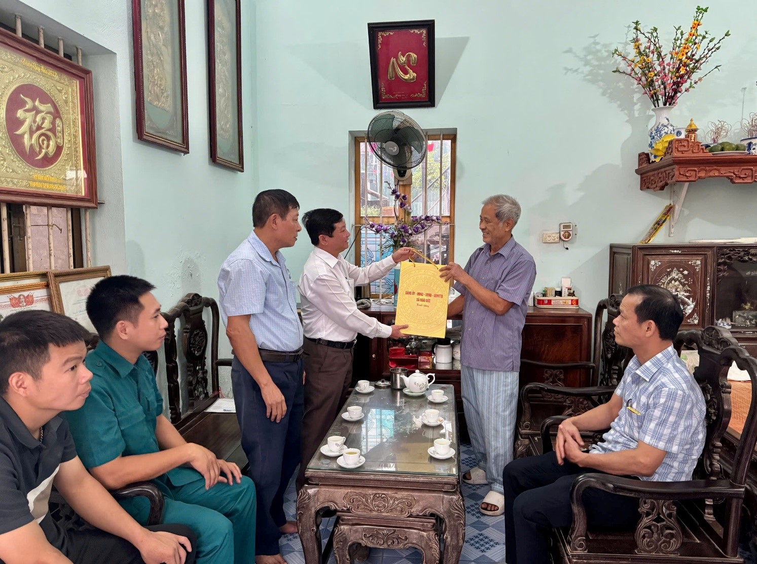 Hoài Đức tổ chức thăm hỏi, tặng quà người có công tiêu biểu nhân kỷ niệm 78 năm ngày Thương binh-Liệt sỹ (27/7/1947-27/7/2025)- Ảnh 4.
