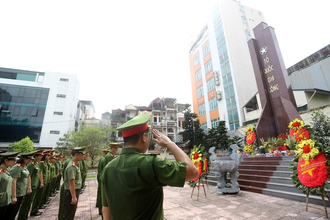 Buổi lễ diễn ra trong không khí trang nghiêm, đây là dịp để cán bộ, chiến sĩ Công an phường bày tỏ lòng biết ơn sâu sắc đến các Anh hùng liệt sĩ - những người đã anh dũng hy sinh vì độc lập, tự do của dân tộc, vì sự bình yên của Nhân dân