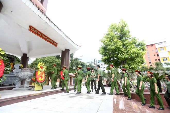 Công an phường Hà Đông dâng hương tưởng niệm các Anh hùng Liệt sĩ- Ảnh 5.