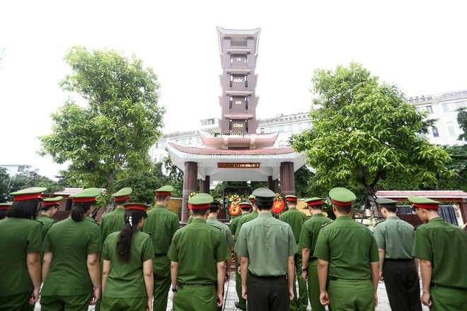 Công an phường Hà Đông dâng hương tưởng niệm các Anh hùng Liệt sĩ- Ảnh 6.