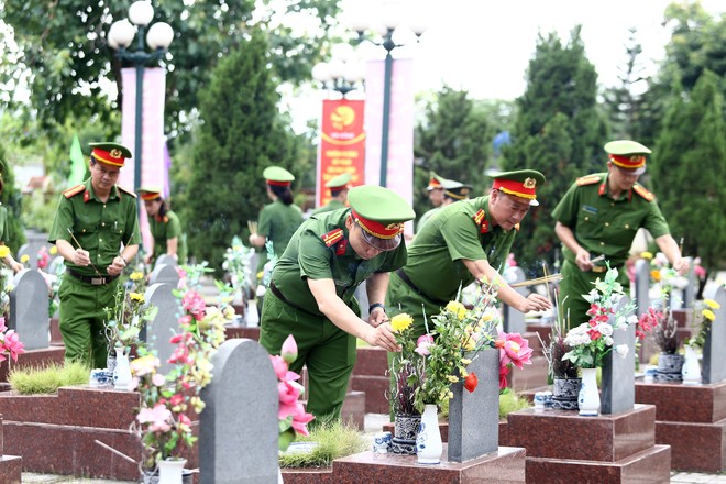 Công an phường Hà Đông dâng hương tưởng niệm các Anh hùng Liệt sĩ- Ảnh 7.