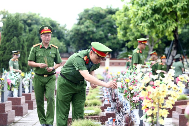 Công an phường Hà Đông dâng hương tưởng niệm các Anh hùng Liệt sĩ- Ảnh 8.