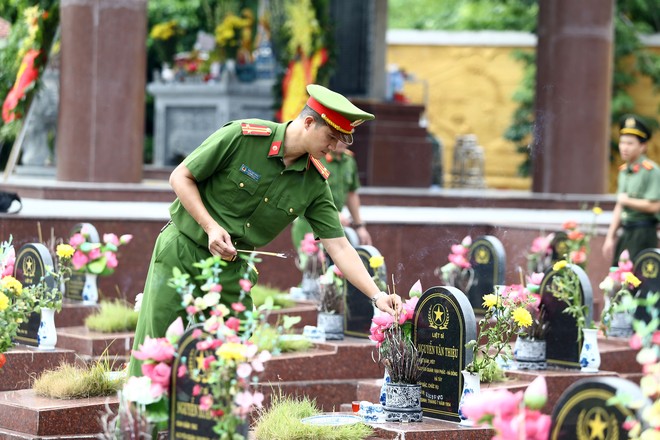Công an phường Hà Đông dâng hương tưởng niệm các Anh hùng Liệt sĩ- Ảnh 9.