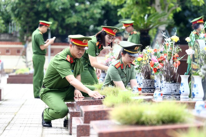 Công an phường Hà Đông dâng hương tưởng niệm các Anh hùng Liệt sĩ- Ảnh 10.
