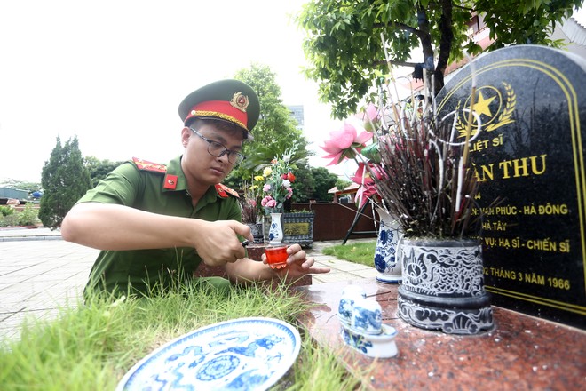 Công an phường Hà Đông dâng hương tưởng niệm các Anh hùng Liệt sĩ- Ảnh 11.
