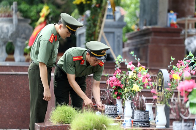 Công an phường Hà Đông dâng hương tưởng niệm các Anh hùng Liệt sĩ- Ảnh 12.