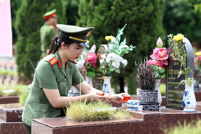 Công an phường Hà Đông dâng hương tưởng niệm các Anh hùng Liệt sĩ- Ảnh 14.