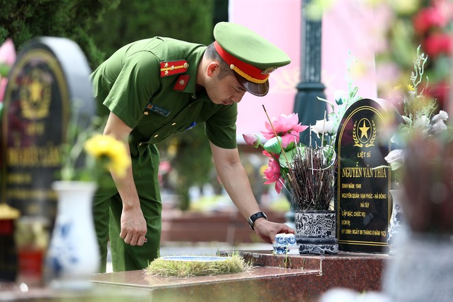 Công an phường Hà Đông dâng hương tưởng niệm các Anh hùng Liệt sĩ- Ảnh 15.