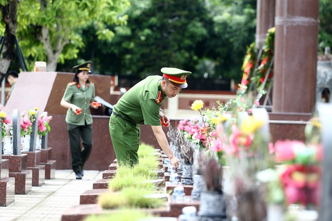 Công an phường Hà Đông dâng hương tưởng niệm các Anh hùng Liệt sĩ- Ảnh 16.