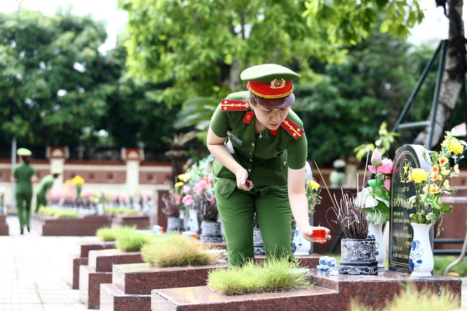 Công an phường Hà Đông dâng hương tưởng niệm các Anh hùng Liệt sĩ- Ảnh 17.