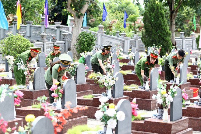Công an phường Hà Đông dâng hương tưởng niệm các Anh hùng Liệt sĩ- Ảnh 18.
