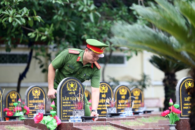 Công an phường Hà Đông dâng hương tưởng niệm các Anh hùng Liệt sĩ- Ảnh 19.