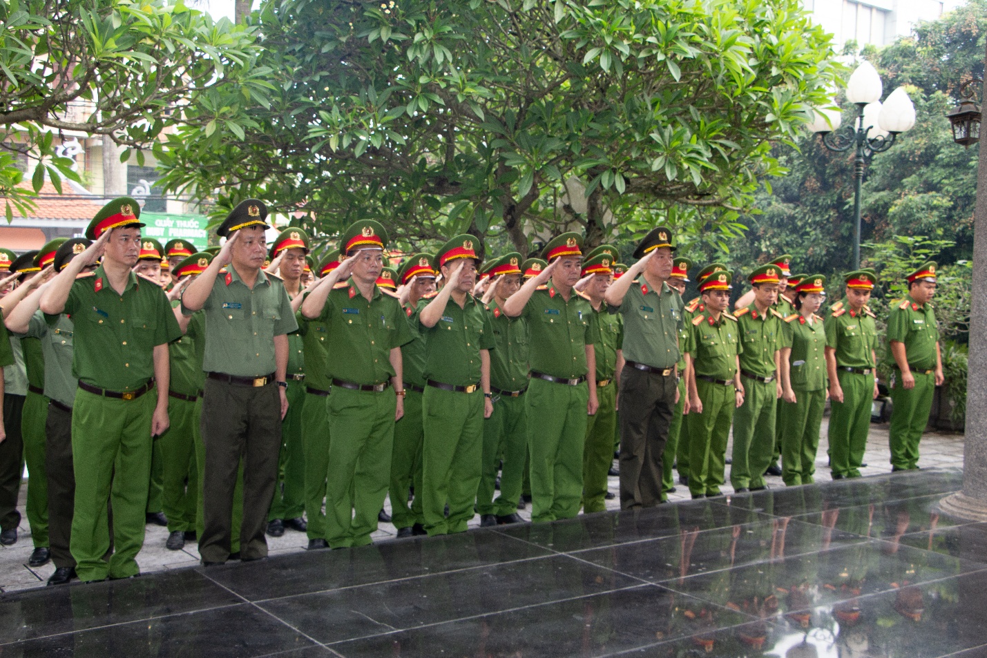 Công an phường Chương Mỹ tổ chức Lễ dâng hương tưởng niệm các anh hùng Liệt sỹ; tặng quà tri ân Mẹ  Việt Nam anh hùng và chiến sỹ đơn vị là con Liệt sỹ nhân kỷ niệm 78 năm ngày Thương binh – Liệt sỹ (27/7/1947 – 27/7/2025)- Ảnh 2.