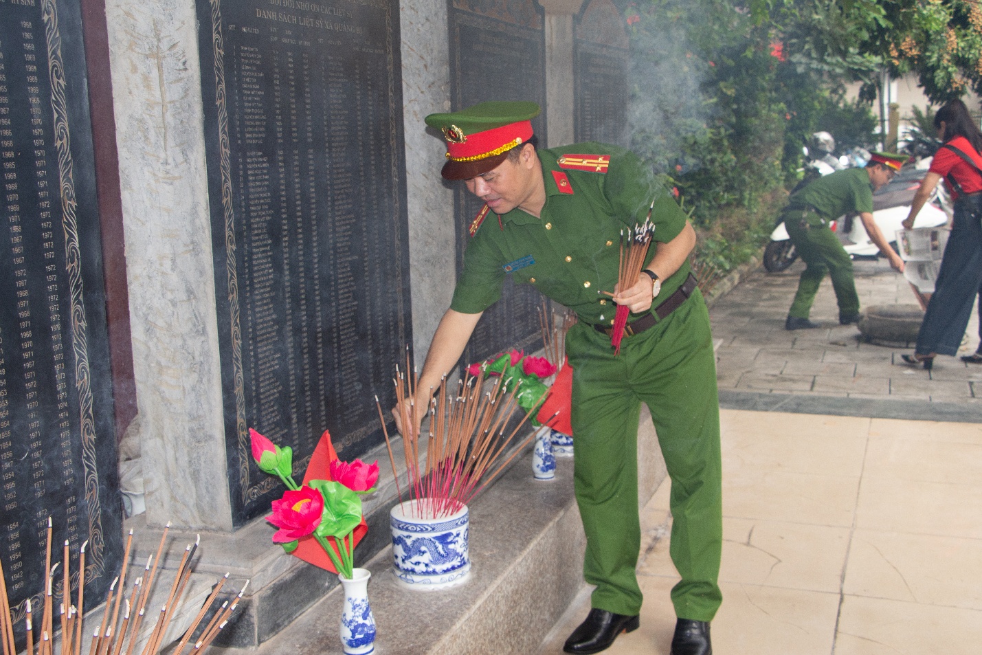 Công an phường Chương Mỹ tổ chức Lễ dâng hương tưởng niệm các anh hùng Liệt sỹ; tặng quà tri ân Mẹ  Việt Nam anh hùng và chiến sỹ đơn vị là con Liệt sỹ nhân kỷ niệm 78 năm ngày Thương binh – Liệt sỹ (27/7/1947 – 27/7/2025)- Ảnh 3.