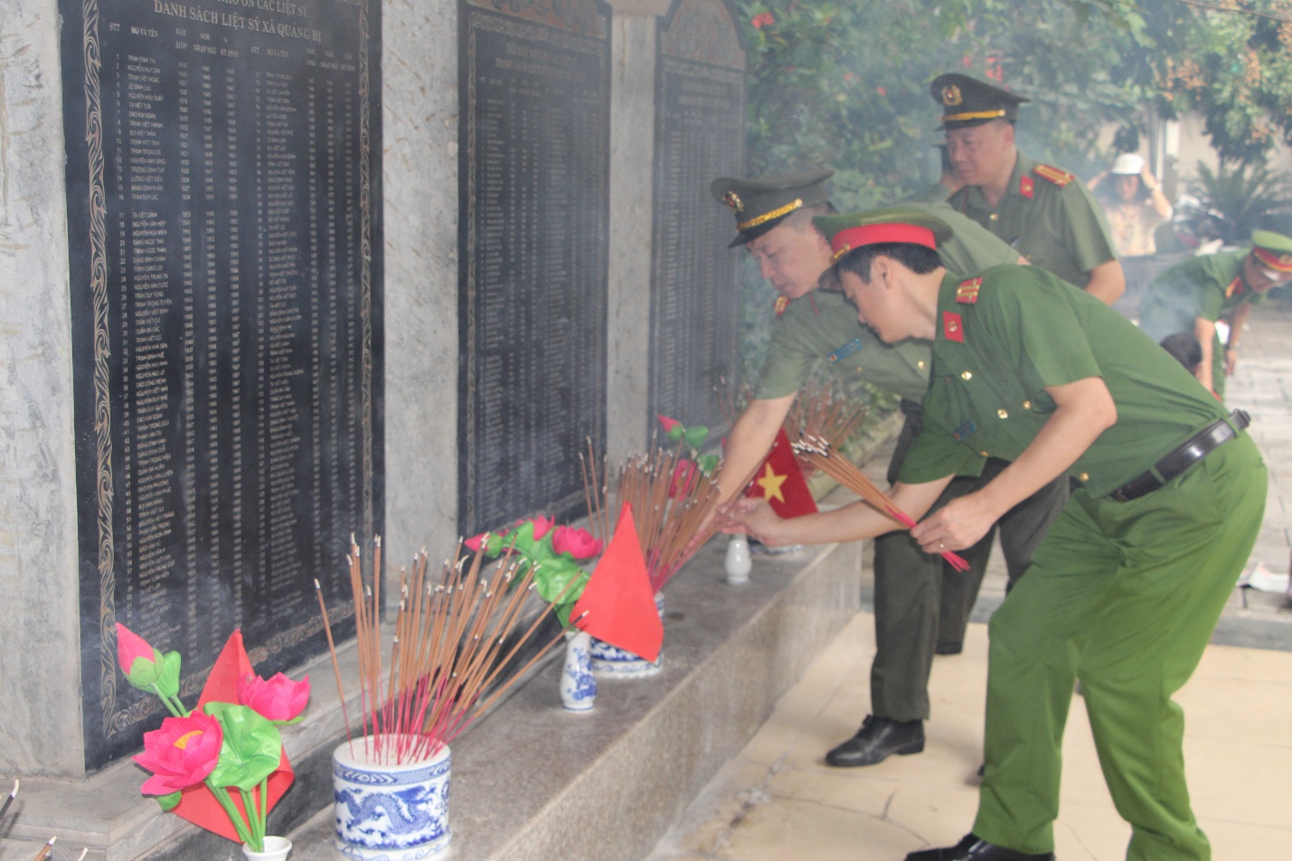Công an phường Chương Mỹ tổ chức Lễ dâng hương tưởng niệm các anh hùng Liệt sỹ; tặng quà tri ân Mẹ  Việt Nam anh hùng và chiến sỹ đơn vị là con Liệt sỹ nhân kỷ niệm 78 năm ngày Thương binh – Liệt sỹ (27/7/1947 – 27/7/2025)- Ảnh 4.