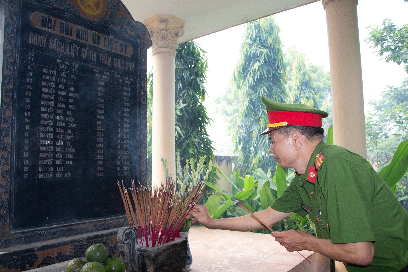 Công an phường Chương Mỹ tổ chức Lễ dâng hương tưởng niệm các anh hùng Liệt sỹ; tặng quà tri ân Mẹ  Việt Nam anh hùng và chiến sỹ đơn vị là con Liệt sỹ nhân kỷ niệm 78 năm ngày Thương binh – Liệt sỹ (27/7/1947 – 27/7/2025)- Ảnh 5.