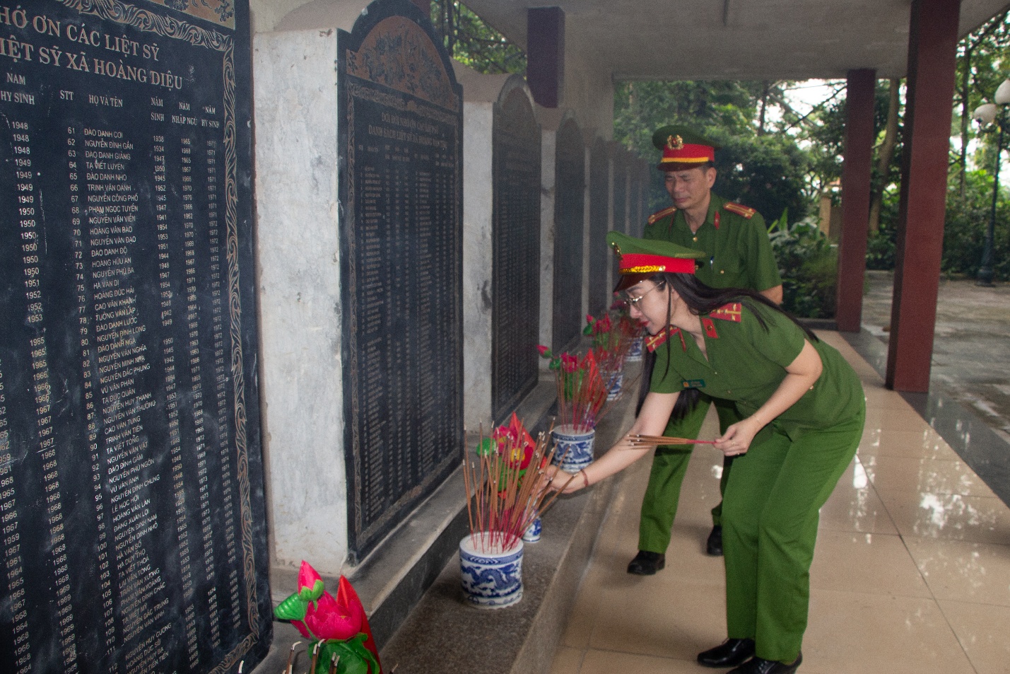 Công an phường Chương Mỹ tổ chức Lễ dâng hương tưởng niệm các anh hùng Liệt sỹ; tặng quà tri ân Mẹ  Việt Nam anh hùng và chiến sỹ đơn vị là con Liệt sỹ nhân kỷ niệm 78 năm ngày Thương binh – Liệt sỹ (27/7/1947 – 27/7/2025)- Ảnh 6.