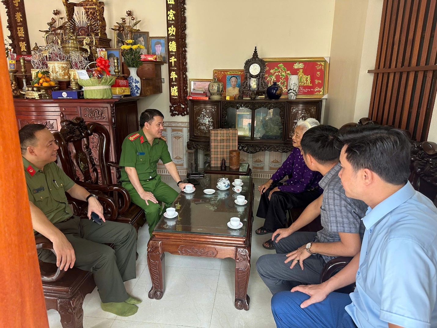 Công an phường Chương Mỹ tổ chức Lễ dâng hương tưởng niệm các anh hùng Liệt sỹ; tặng quà tri ân Mẹ  Việt Nam anh hùng và chiến sỹ đơn vị là con Liệt sỹ nhân kỷ niệm 78 năm ngày Thương binh – Liệt sỹ (27/7/1947 – 27/7/2025)- Ảnh 7.