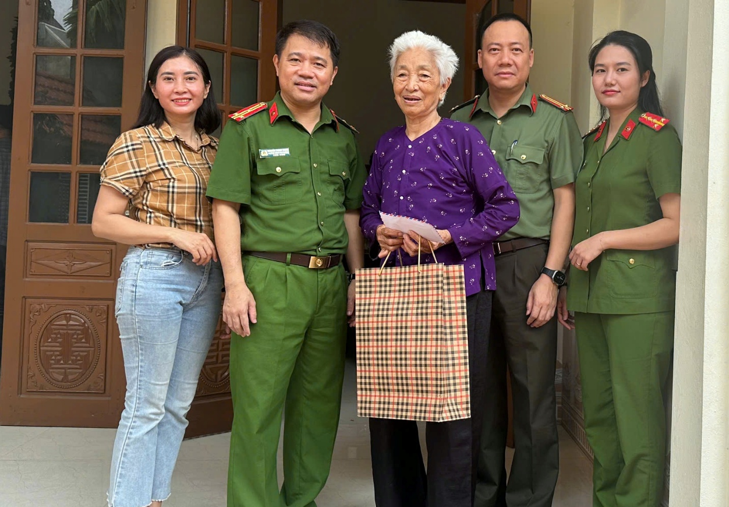 Công an phường Chương Mỹ tổ chức Lễ dâng hương tưởng niệm các anh hùng Liệt sỹ; tặng quà tri ân Mẹ  Việt Nam anh hùng và chiến sỹ đơn vị là con Liệt sỹ nhân kỷ niệm 78 năm ngày Thương binh – Liệt sỹ (27/7/1947 – 27/7/2025)- Ảnh 8.