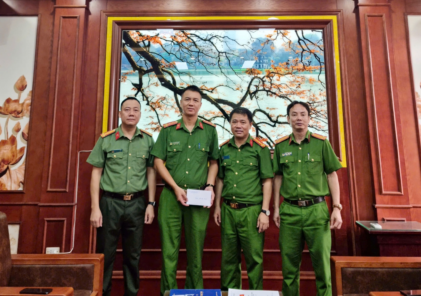 Công an phường Chương Mỹ tổ chức Lễ dâng hương tưởng niệm các anh hùng Liệt sỹ; tặng quà tri ân Mẹ  Việt Nam anh hùng và chiến sỹ đơn vị là con Liệt sỹ nhân kỷ niệm 78 năm ngày Thương binh – Liệt sỹ (27/7/1947 – 27/7/2025)- Ảnh 9.