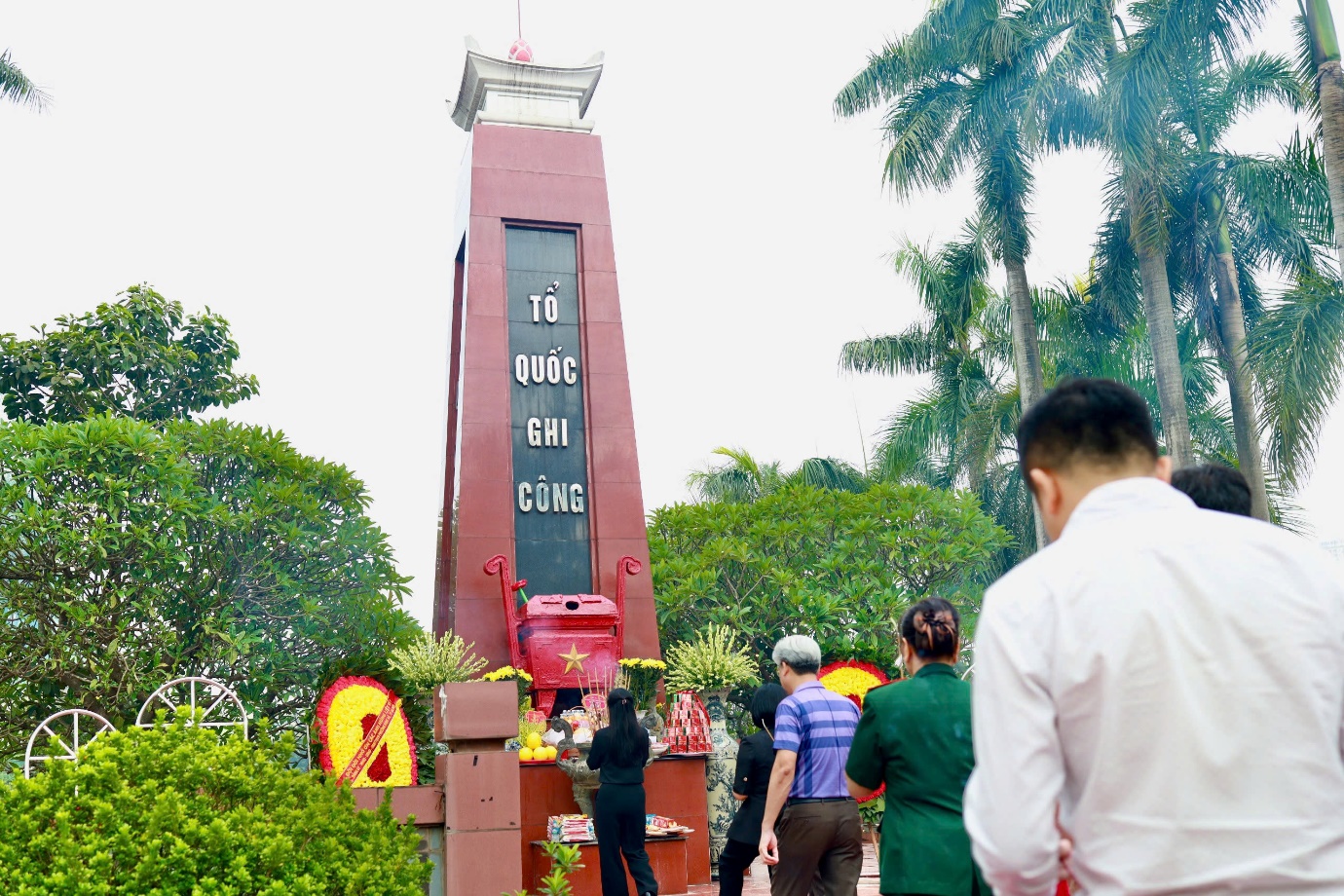 Phường Xuân Đỉnh dâng hương tưởng nhớ các các liệt sĩ, các Mẹ Việt Nam Anh hùng nhân kỷ niệm 78 năm Ngày Thương binh - Liệt sĩ (27/7/1947-27/7/2025)- Ảnh 1.