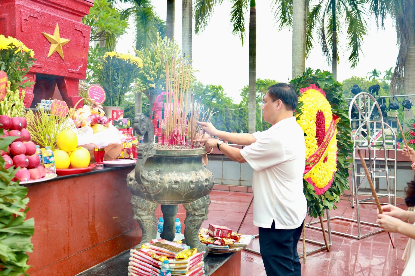 Phường Xuân Đỉnh dâng hương tưởng nhớ các các liệt sĩ, các Mẹ Việt Nam Anh hùng nhân kỷ niệm 78 năm Ngày Thương binh - Liệt sĩ (27/7/1947-27/7/2025)- Ảnh 4.