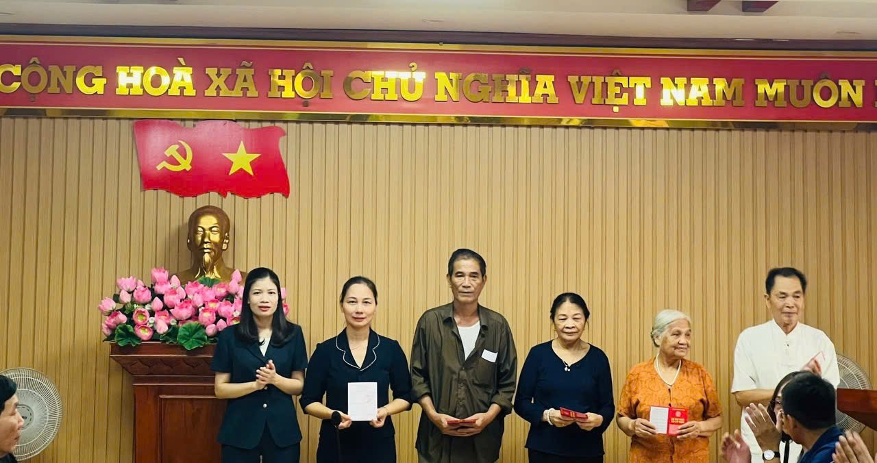 Xã Đan Phượng phối hợp tặng 20 sổ tiết kiệm cho gia đình chính sách.- Ảnh 1.